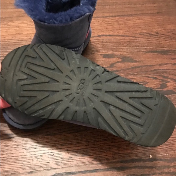 Bailey Button Shorty Uggs - Picture 4 of 5